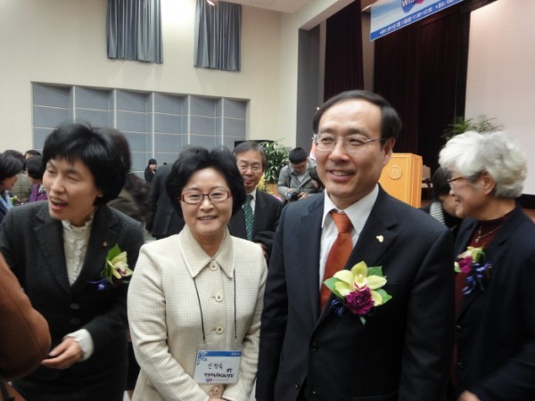 오세정 한국연구재단 이사장님과 함께 한국여성과학기술인지원센터 개원식에서