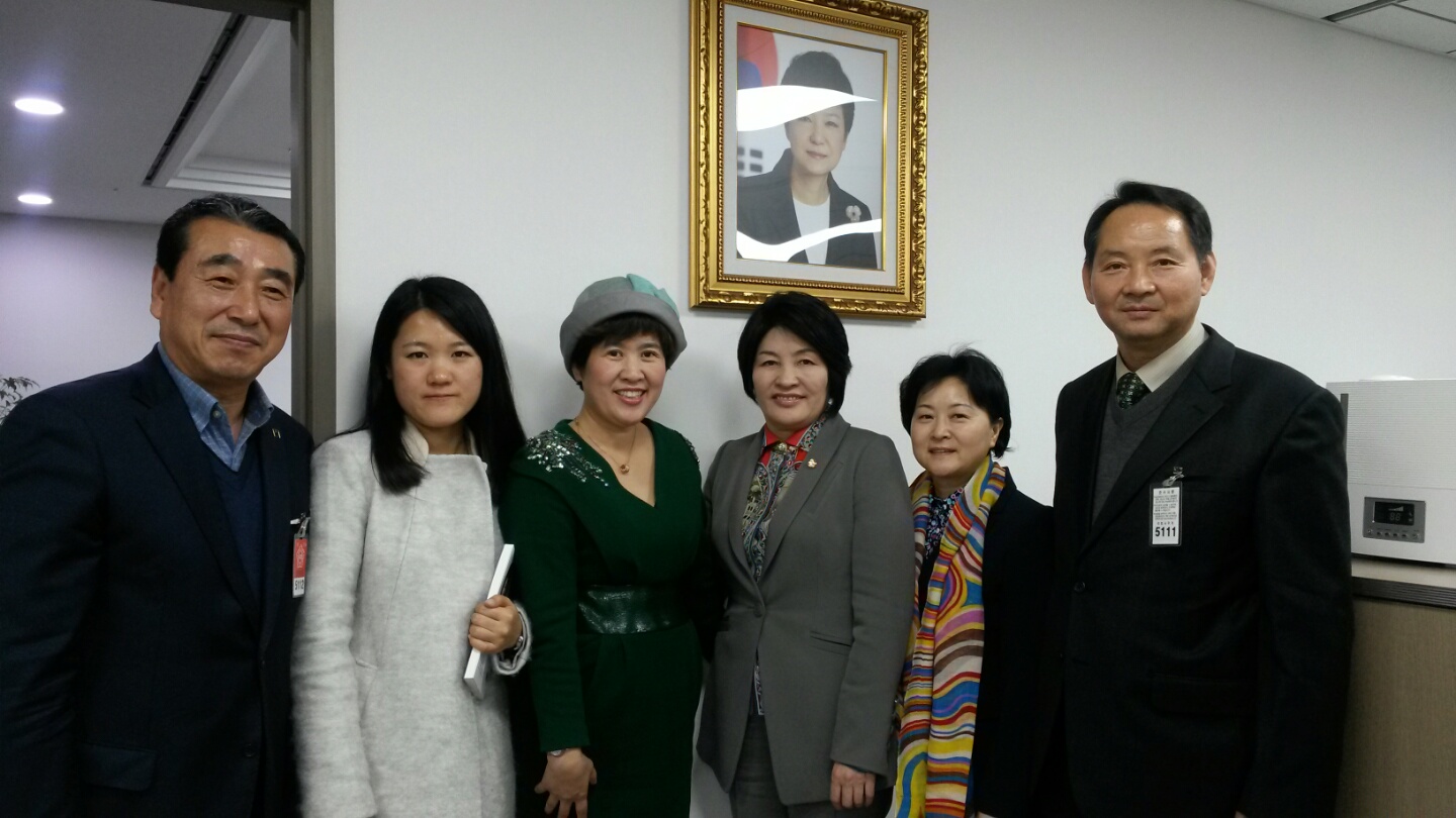 대련방송국 릴위란국장과 함께 기념촬영